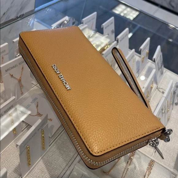 MICHAEL KORS Lg Pebbled Leather Continental Wallet Wristlet Phone Holder
Peanut - Picture 8 of 16